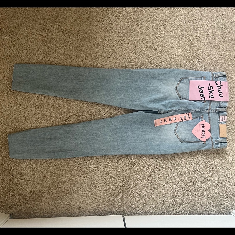 NWT Chuu -5kg Hobbit JEANS vol.83. Light wash petite size 26 jeans. Split hem